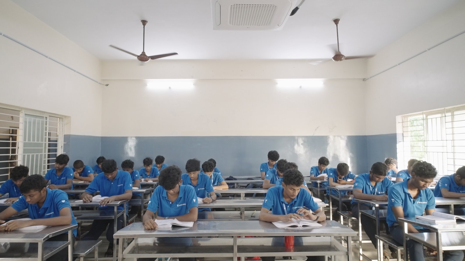 Smart classroom with interactive board